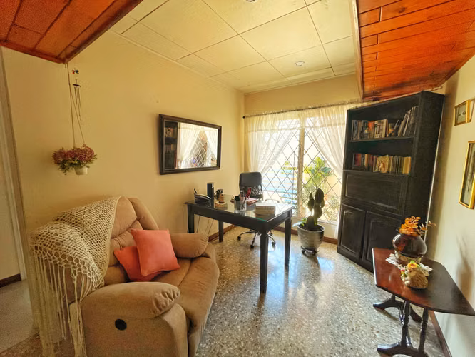 CASA DE UNA PLANTA EN ROHRMOSER CON USO DE SUELO MIXTO! P604