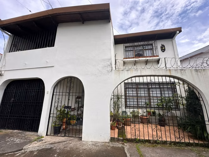 Great Investment Opportunity in Los Yoses! Versatile Vintage Property