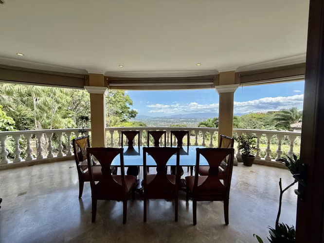 Venta de exclusiva residencia de lujo en Villa Real, Santa Ana - Imagen 2