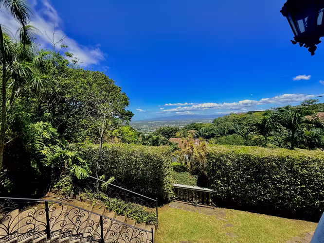 Venta de exclusiva residencia de lujo en Villa Real, Santa Ana - Imagen 4