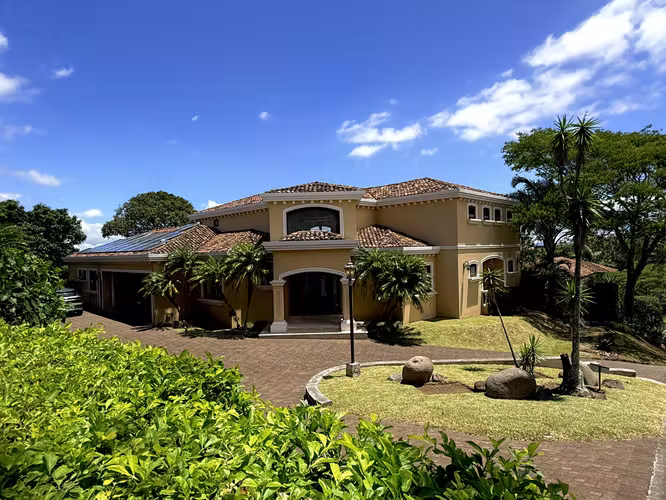 Exclusive luxury residence for sale in Villa Real, Santa Ana