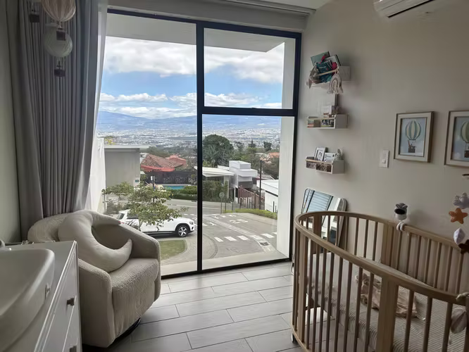 Casa en condominio en Escazú con AC, BBQ, ático y tanque de agua potable - Imagen 16