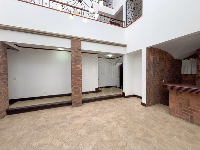 Vive en Rohrmoser: Casa Independiente con Jacuzzi en Suite y Azotea Privada - Imagen 3