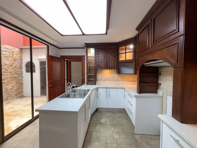 Vive en Rohrmoser: Casa Independiente con Jacuzzi en Suite y Azotea Privada - Imagen 4