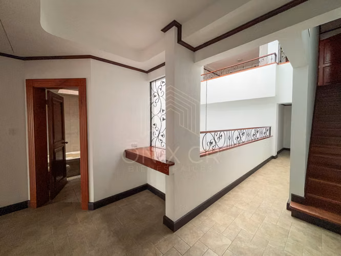 Vive en Rohrmoser: Casa Independiente con Jacuzzi en Suite y Azotea Privada - Imagen 18