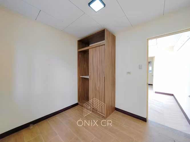 En Alquiler Casa De Un Piso En Pinares De Curridabat Con 5 Habitaciones + Oficina y Jardín - Imagen 18