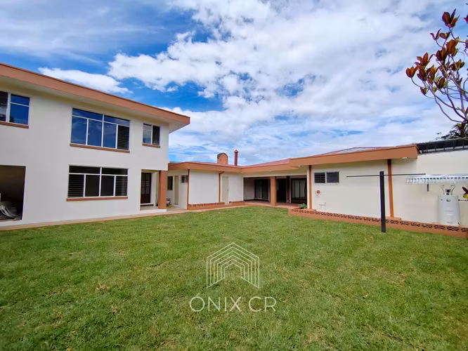 En Alquiler Casa De Un Piso En Pinares De Curridabat Con 5 Habitaciones + Oficina y Jardín - Imagen 2