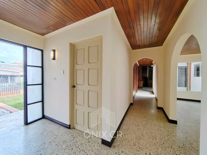 En Alquiler Casa De Un Piso En Pinares De Curridabat Con 5 Habitaciones + Oficina y Jardín - Imagen 9