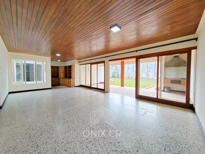 En Alquiler Casa De Un Piso En Pinares De Curridabat Con 5 Habitaciones + Oficina y Jardín - Imagen 4