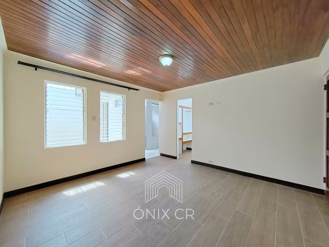 En Alquiler Casa De Un Piso En Pinares De Curridabat Con 5 Habitaciones + Oficina y Jardín - Imagen 8
