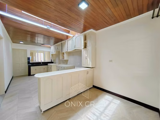 En Alquiler Casa De Un Piso En Pinares De Curridabat Con 5 Habitaciones + Oficina y Jardín - Imagen 7