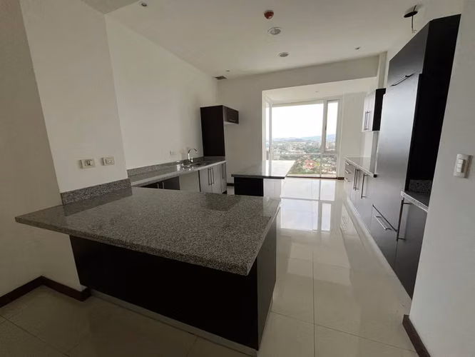 Penthouse de 3 Habitaciones con Vistas Panorámicas en Escazú