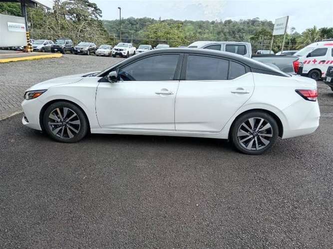 NISSAN SENTRA 2021 AUTOMÁTICA GASOLINA BLANCO