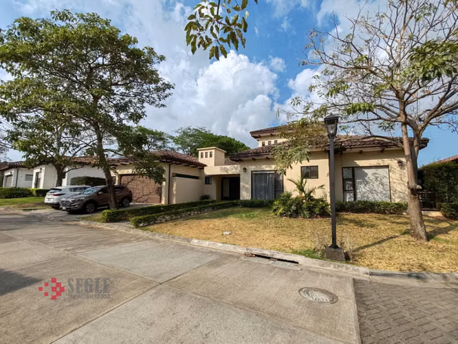 Casa de un nivel en venta, Santa Ana, Lindora.