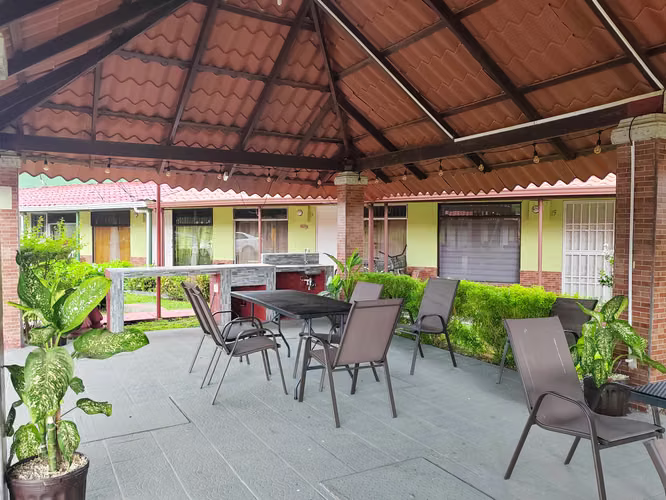 Apartamento Amueblado de 2 Habitaciones en Jacó — Una Planta, con Piscina - Imagen 2