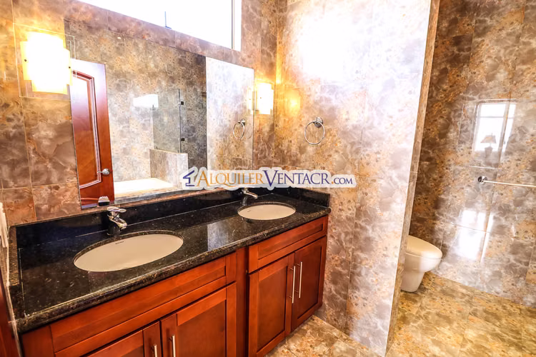 APARTAMENTO AMUEBLADO DE 210 M2 CON TERRAZA GRANDE Y VISTA EN ESCAZU - Imagen 15