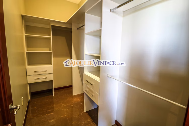 APARTAMENTO AMUEBLADO DE 210 M2 CON TERRAZA GRANDE Y VISTA EN ESCAZU - Imagen 17