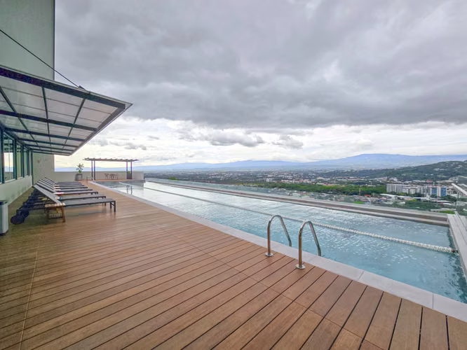 Para estrenar! Lujoso apartamento con jardín y línea blanca en Santa Ana - Imagen 2