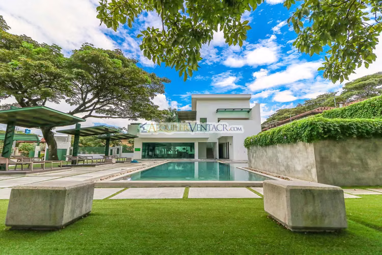Lindora Santa Ana! Condo contemporáneo amueblado con jardín - Imagen 2