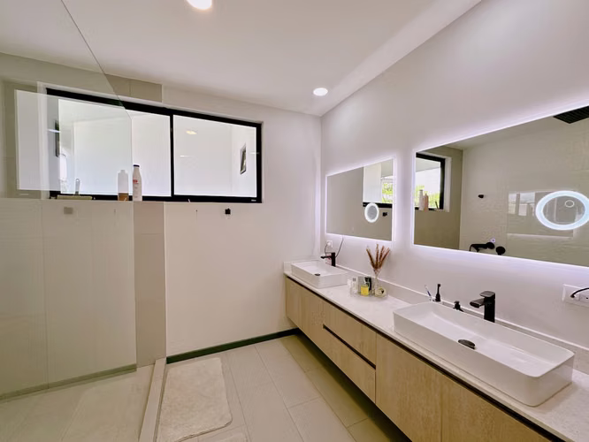 VENTA DE MODERNA CASA EN CONDOMINIO EN LOS REYES, LA GUACIMA - ALAJUELA