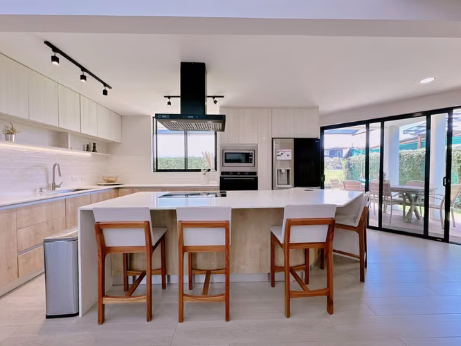 VENTA DE MODERNA CASA EN CONDOMINIO EN LOS REYES, LA GUACIMA - ALAJUELA - Imagen 8