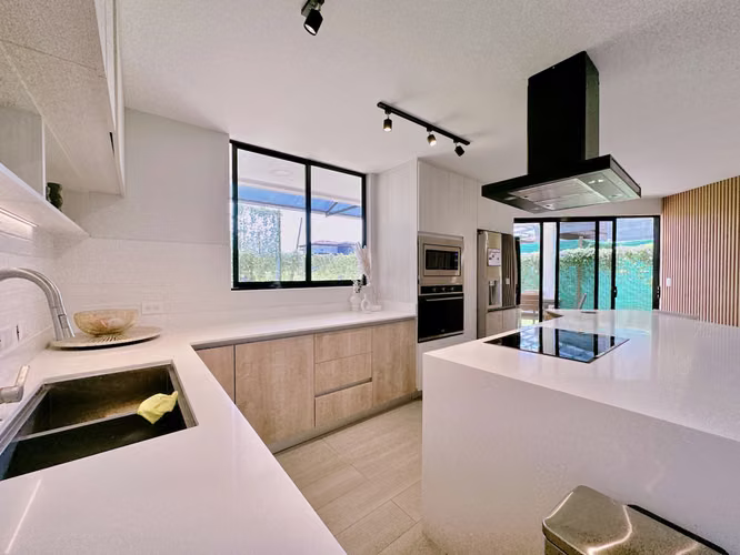 VENTA DE MODERNA CASA EN CONDOMINIO EN LOS REYES, LA GUACIMA - ALAJUELA - Imagen 5