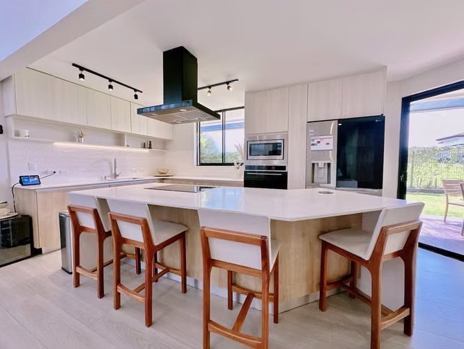 VENTA DE MODERNA CASA EN CONDOMINIO EN LOS REYES, LA GUACIMA - ALAJUELA - Imagen 2