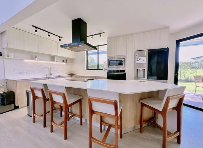 VENTA DE MODERNA CASA EN CONDOMINIO EN LOS REYES, LA GUACIMA - ALAJUELA