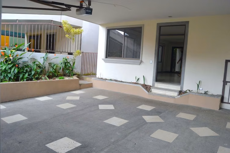 CASA INDEPENDIENTE DE 4 HABITACIONES EN SANTA ANA | AMPLIA, PRIVADA Y CON EXCELENTE UBICACIÓN