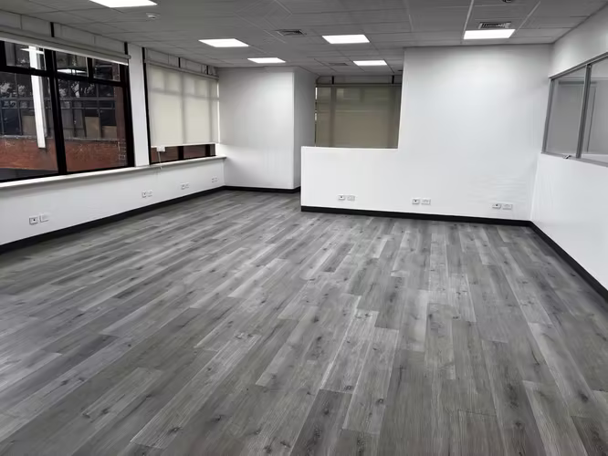 OFICINA EN ALQUILER EN CENTRO CORPORATIVO POR PASEO COLON - Imagen 12