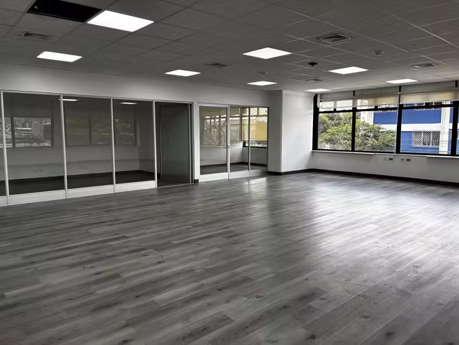 OFICINA EN ALQUILER EN CENTRO CORPORATIVO POR PASEO COLON - Imagen 17