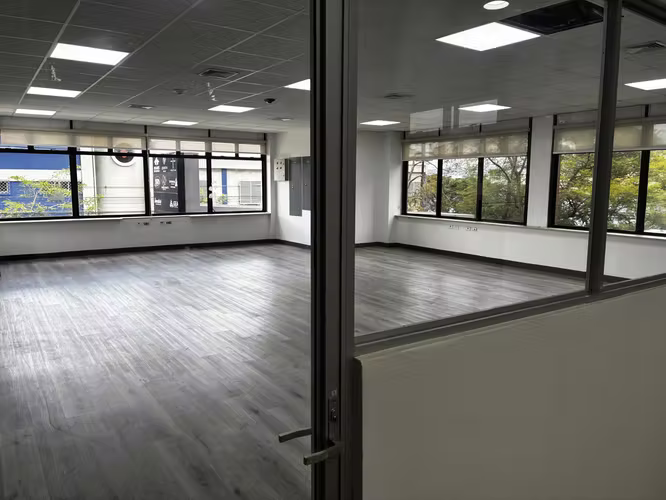 OFICINA EN ALQUILER EN CENTRO CORPORATIVO POR PASEO COLON - Imagen 18
