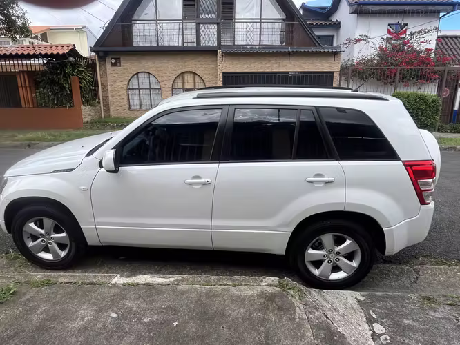 Suzuki Grand Vitara 2013 2.4L 4x4 Manual | 118.896 km (73.878 millas)