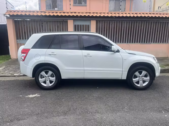 Suzuki Grand Vitara 2013 2.4L 4x4 Manual | 118.896 km (73.878 millas)
