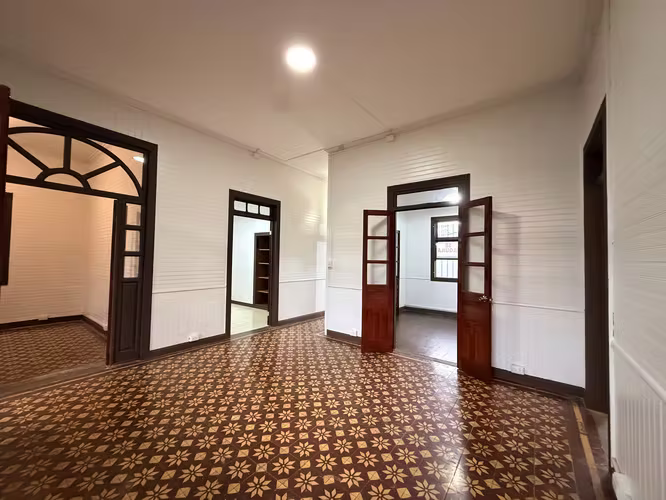 Alquiler de Local Comercial en Barrio Aranjuez – 5 Espacios / Jardín