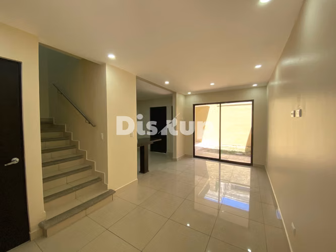 Hermosa casa de 3 hab. Con patio, en condominio. Sagrada Familia, San José - Imagen 2