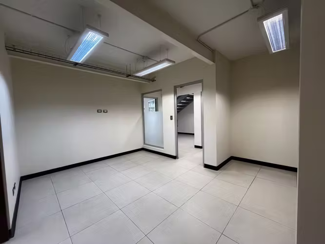 Alquiler local comercial en Guachipelín de Escazú | 260 m² | 4 parqueos - Imagen 4