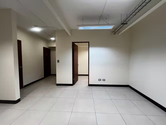 Alquiler local comercial en Guachipelín de Escazú | 260 m² | 4 parqueos - Imagen 7