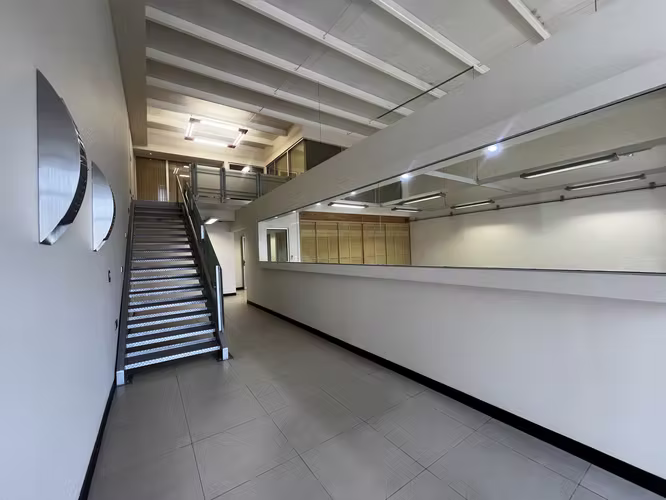 Alquiler local comercial en Guachipelín de Escazú | 260 m² | 4 parqueos - Imagen 2
