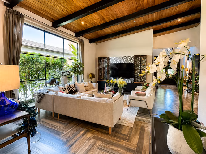 Casa de Lujo de Una Planta en Condominio Orosol, Santa Ana - Imagen 10