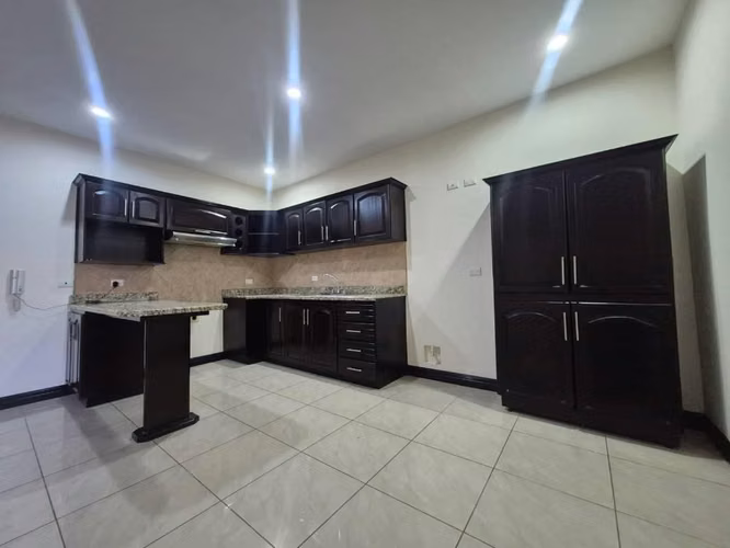 ALQUILER DE APARTAMENTO UBICADO EN AYARCO, CURRIDABAT, DE 3 HABITACIONES , INCLUYE INTERNET Y CABLE - Imagen 4