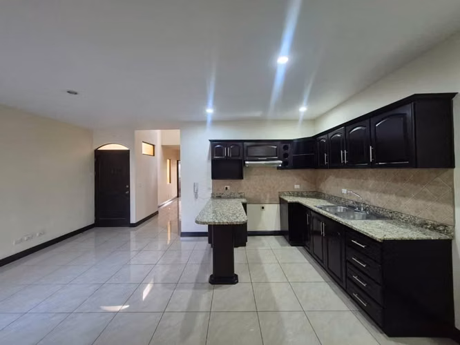 ALQUILER DE APARTAMENTO UBICADO EN AYARCO, CURRIDABAT, DE 3 HABITACIONES , INCLUYE INTERNET Y CABLE - Imagen 3