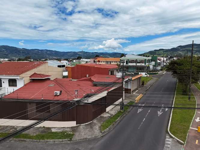 Venta de Casa de uso Comercial + Local en Residencial El Molino cerca Automercado Cartago