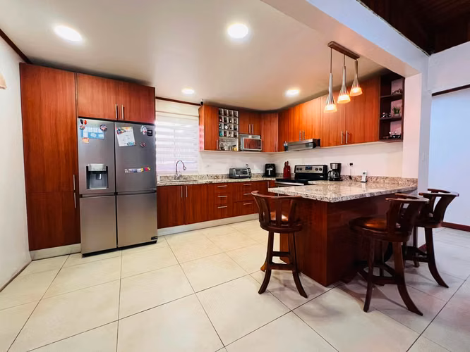 Venta de Casa de uso Comercial + Local en Residencial El Molino cerca Automercado Cartago