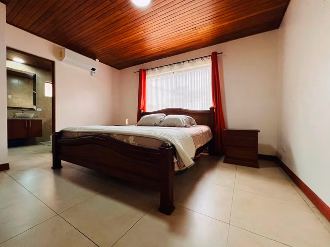 Venta de Casa de uso Comercial + Local en Residencial El Molino cerca Automercado Cartago