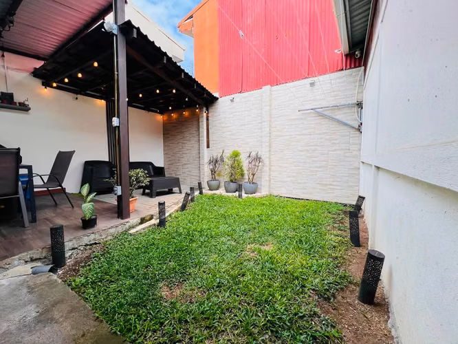 Venta de Casa de uso Comercial + Local en Residencial El Molino cerca Automercado Cartago