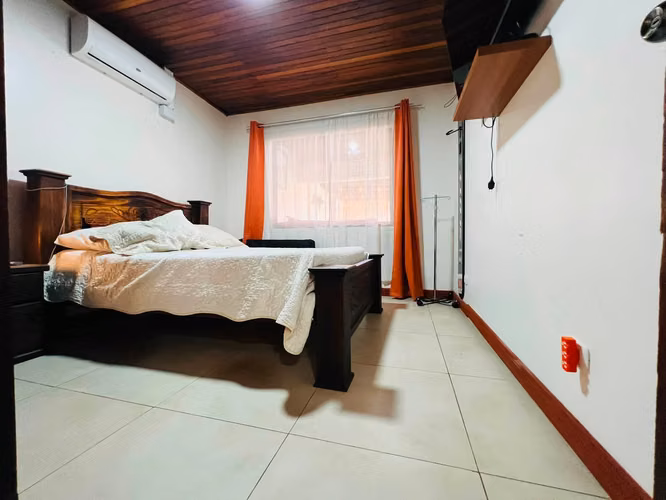 Venta de Casa de uso Comercial + Local en Residencial El Molino cerca Automercado Cartago