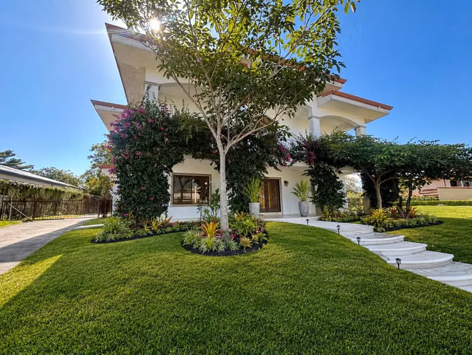 RESIDENCIA CONTEMPORÁNEA CON PISCINA Y JARDÍN PRIVADO - Imagen 15