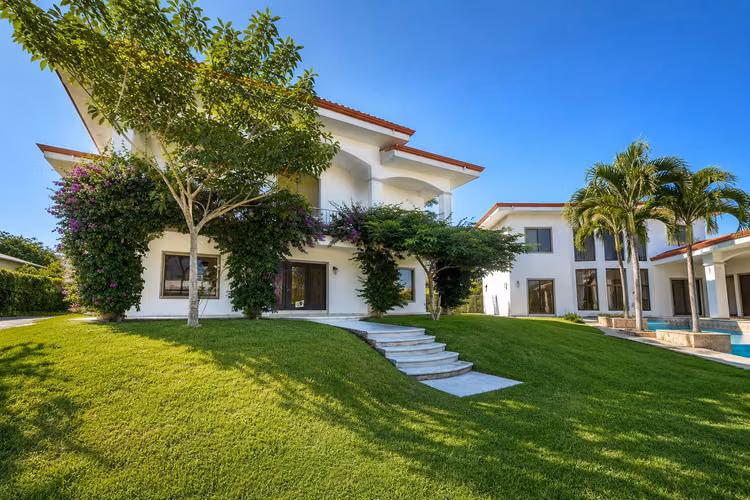 RESIDENCIA CONTEMPORÁNEA CON PISCINA Y JARDÍN PRIVADO - Imagen 2
