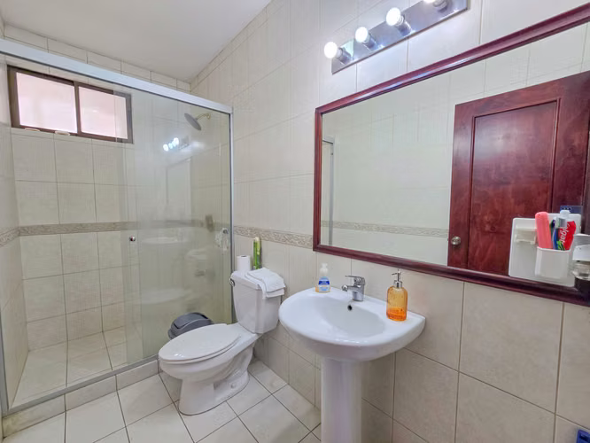 APARTAMENTO CON VISTA DE 3 HABIT. EN GUACHIPELIN ESCAZU - Imagen 8